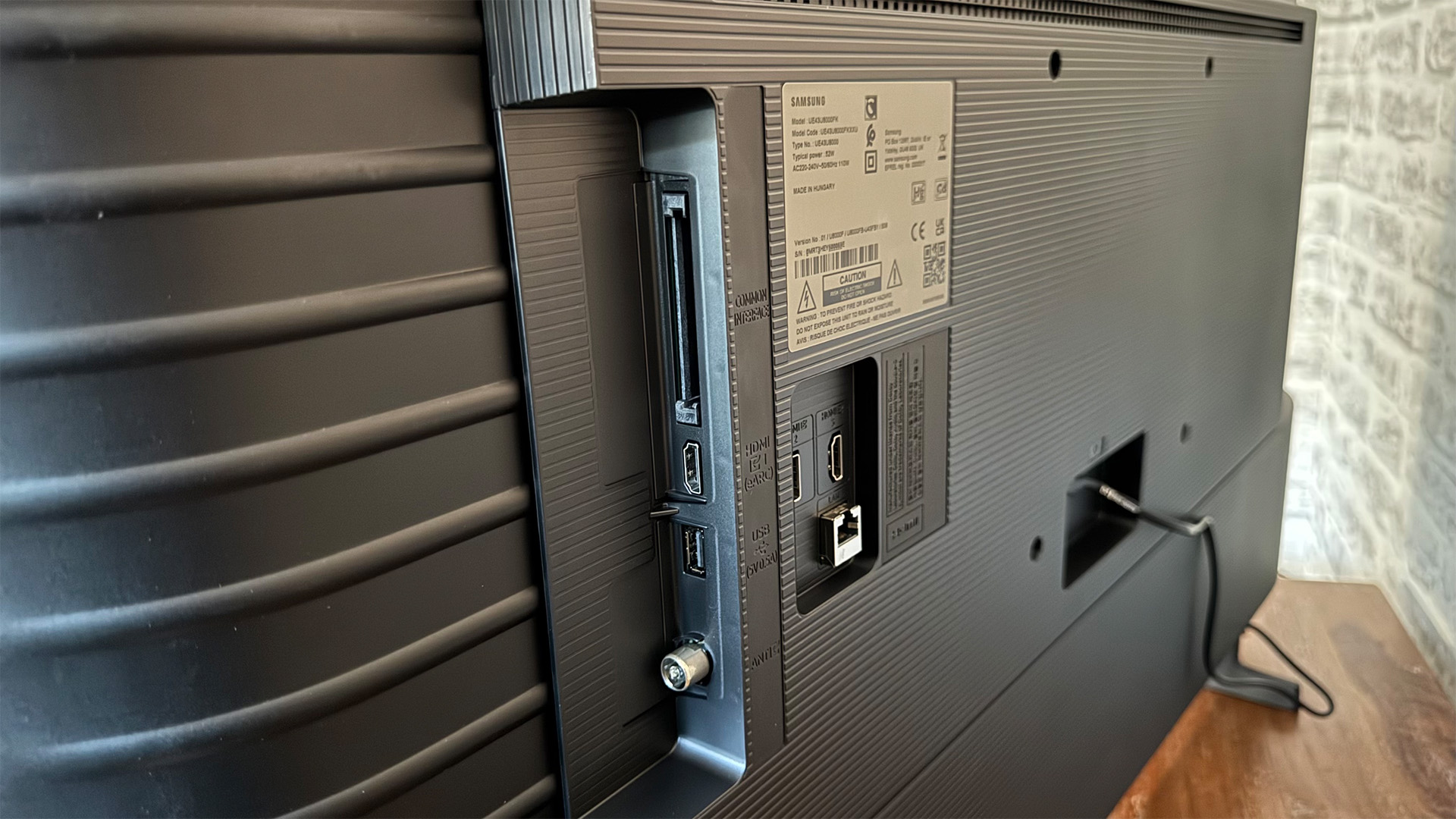 Обзор Samsung U8000F (UE43U8000F): способен на многое картинка Samsung U8000F: недорогой телевизор с 4K и HDR | DGL.RU