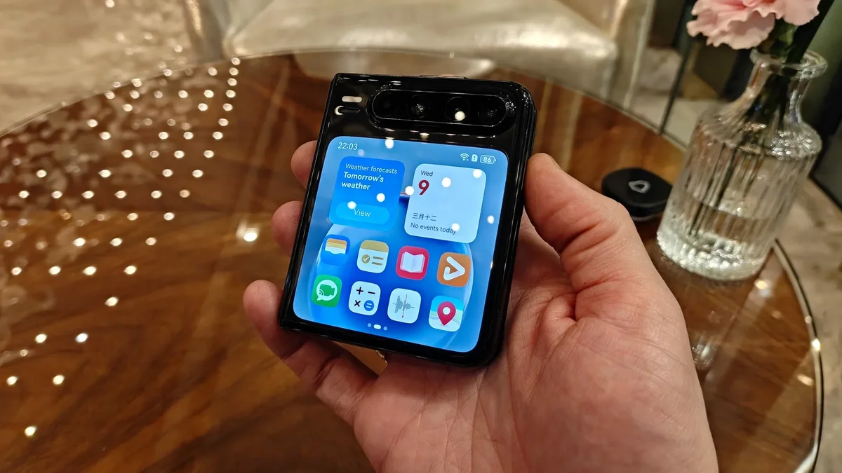 Samsung упустила тренд: почему Galaxy Z Flip 7 вызывает разочарование на фоне Huawei Pura X