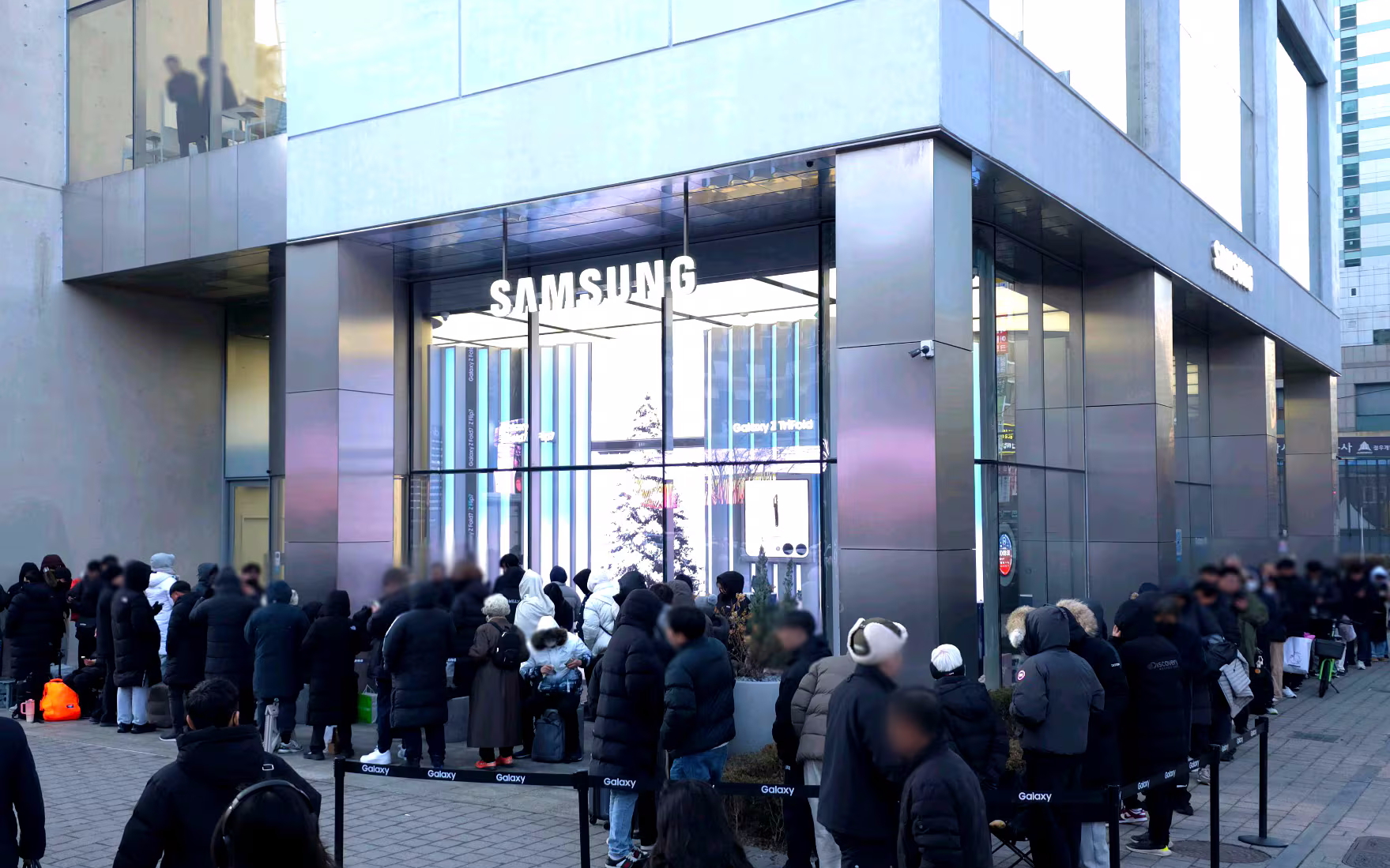 Samsung всех обманула с «успехом» Galaxy Z TriFold. Дефицит оказался искусственным