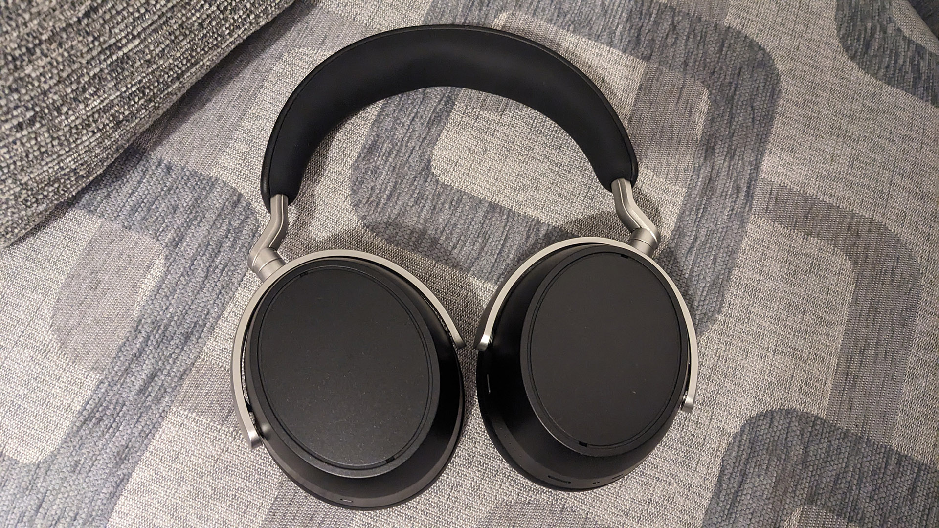 Обзор Sennheiser HDB 630 — лучший вариант из предложенных картинка Sennheiser HDB 630: флагманские наушники | DGL.RU