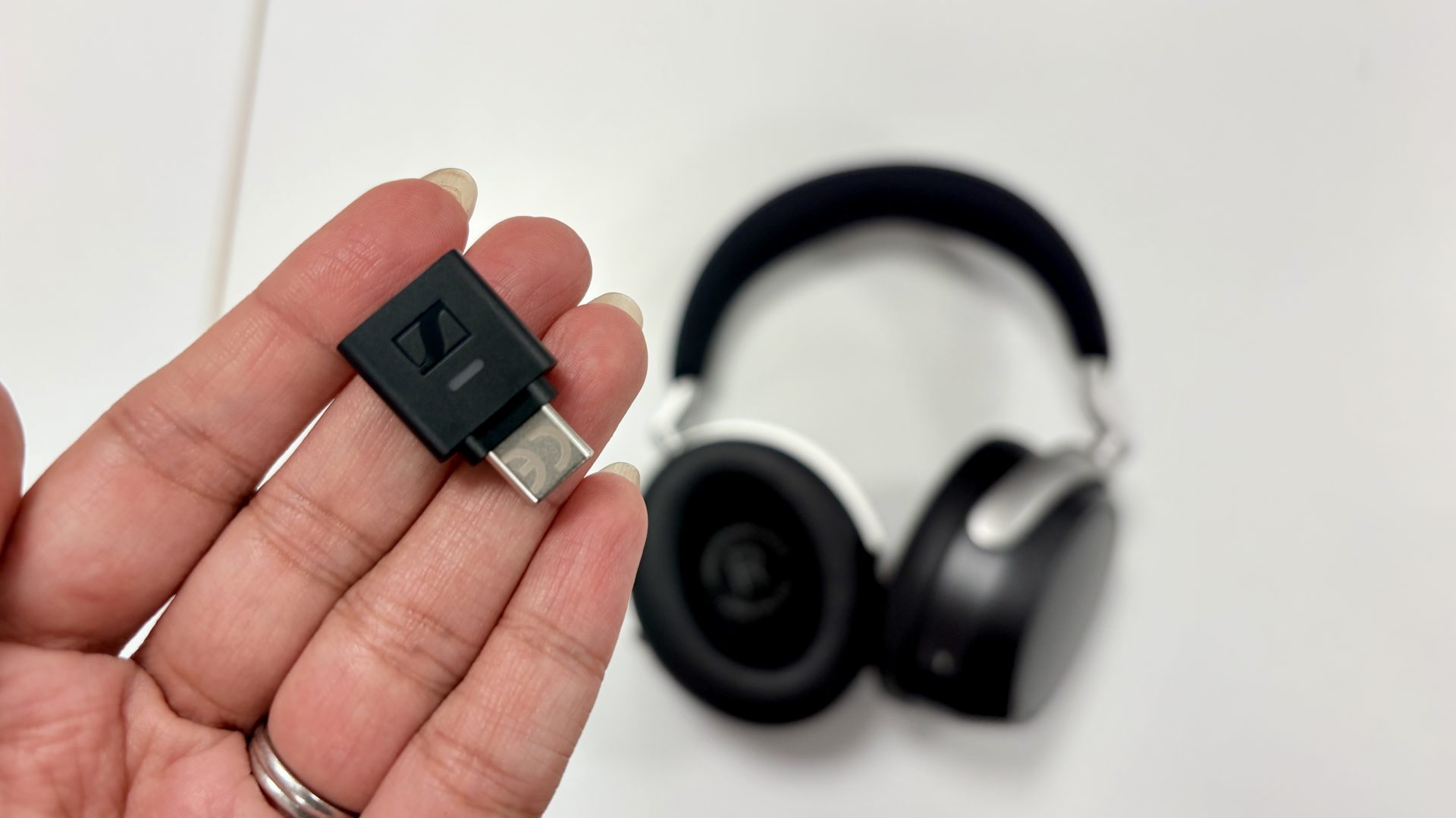 Обзор Sennheiser HDB 630 — лучший вариант из предложенных картинка Sennheiser HDB 630: флагманские наушники | DGL.RU