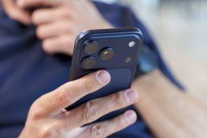 Скандал вокруг iPhone набирает обороты: Apple решила не ставить спорное гос-приложение