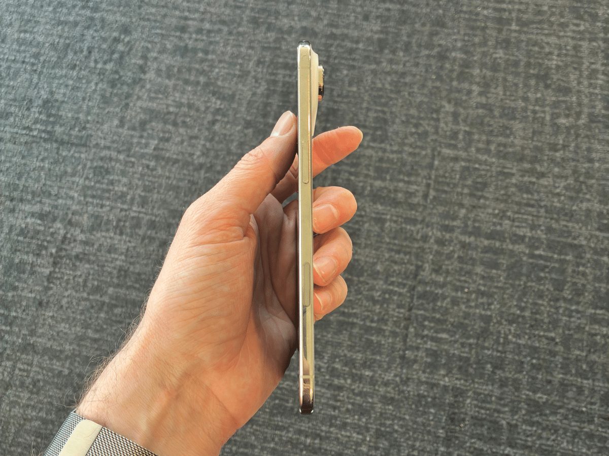 Складной iPhone, дешевый MacBook и умные очки: Apple готовит череду сомнительных новинок в 2026 году картинка Новинки Apple 2026: iPhone Fold и MacBook | DGL.RU