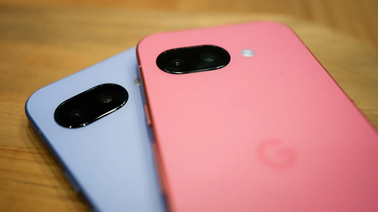 Маленький переворот с большими последствиями: почему телефон должен лежать экраном вниз картинка смартфон