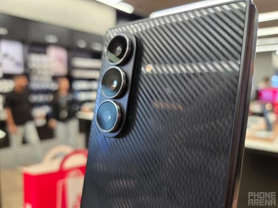 Смартфон Galaxy Z TriFold против Huawei Mate XT | DGL.RU