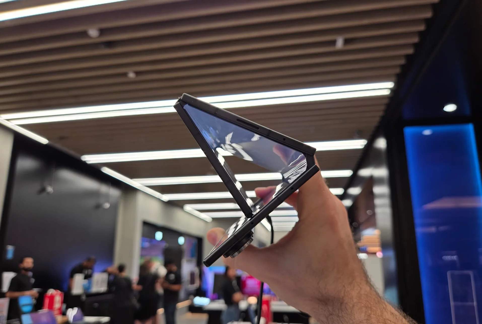 Galaxy Z TriFold впечатляет, но Huawei Mate XT задает планку картинка Смартфон Galaxy Z TriFold против Huawei Mate XT | DGL.RU