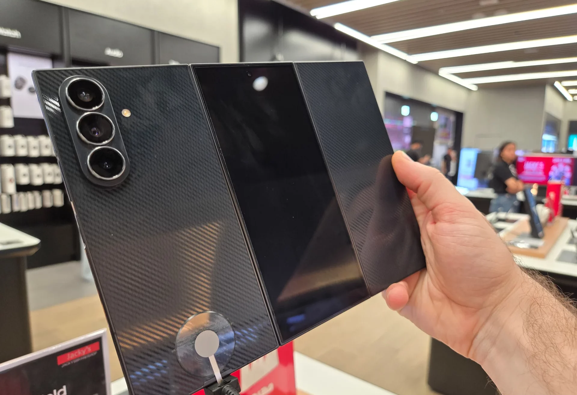 Galaxy Z TriFold впечатляет, но Huawei Mate XT задает планку картинка Смартфон Galaxy Z TriFold против Huawei Mate XT | DGL.RU