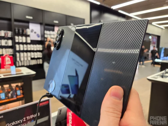 Смартфон Galaxy Z TriFold против Huawei Mate XT | DGL.RU