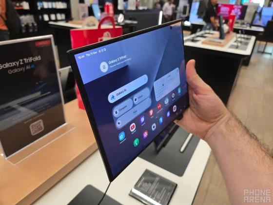 Смартфон Galaxy Z TriFold против Huawei Mate XT | DGL.RU