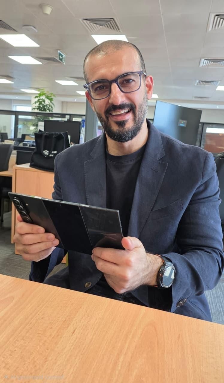 Galaxy Z TriFold всплыл в сети - показан секретный прототип Samsung картинка Смартфон Galaxy Z TriFold с 4 камерами и фейк ИИ | DGL.RU