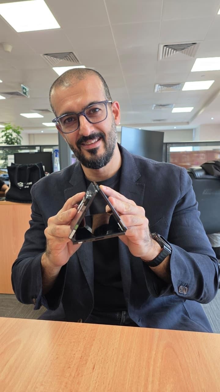 Galaxy Z TriFold всплыл в сети - показан секретный прототип Samsung картинка Смартфон Galaxy Z TriFold с 4 камерами и фейк ИИ | DGL.RU