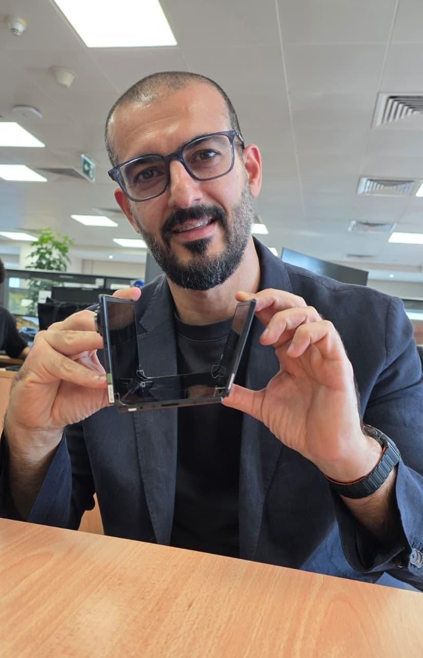 Galaxy Z TriFold всплыл в сети - показан секретный прототип Samsung картинка Смартфон Galaxy Z TriFold с 4 камерами и фейк ИИ | DGL.RU