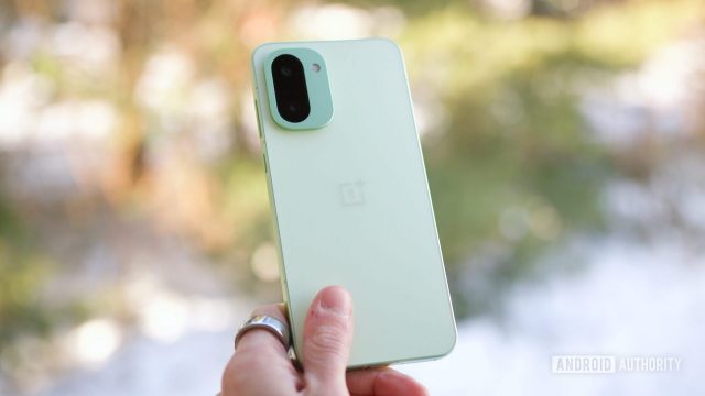 Смартфон OnePlus 15R разочаровал даже фанатов | DGL.RU