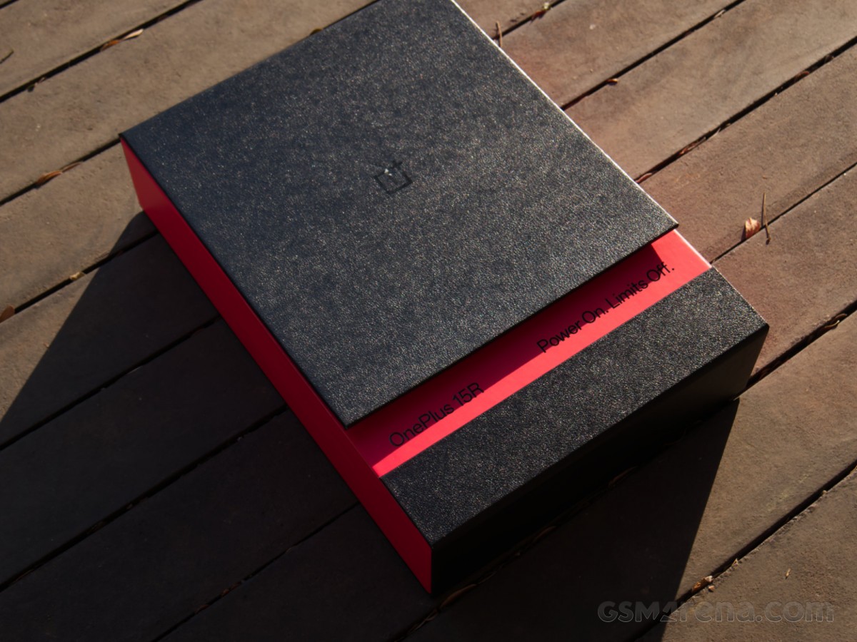 OnePlus 15R скрывает нечто, что вызовет бурю в мире смартфонов картинка Смартфон OnePlus 15R в свежем дизайне | DGL.RU