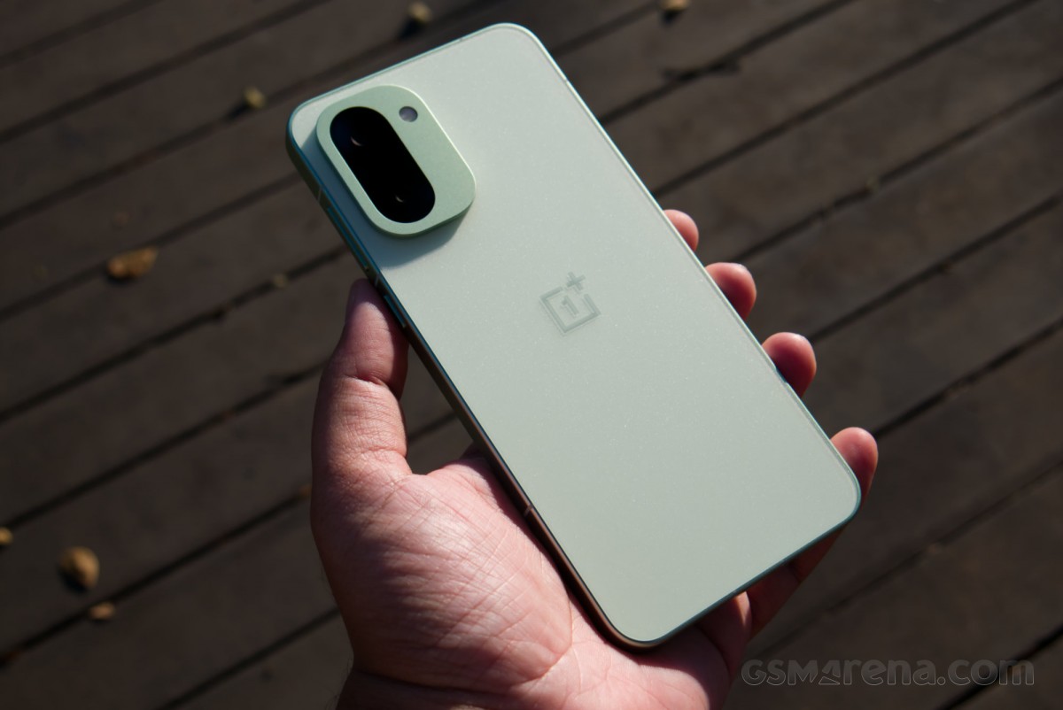 OnePlus 15R скрывает нечто, что вызовет бурю в мире смартфонов картинка Смартфон OnePlus 15R в свежем дизайне | DGL.RU