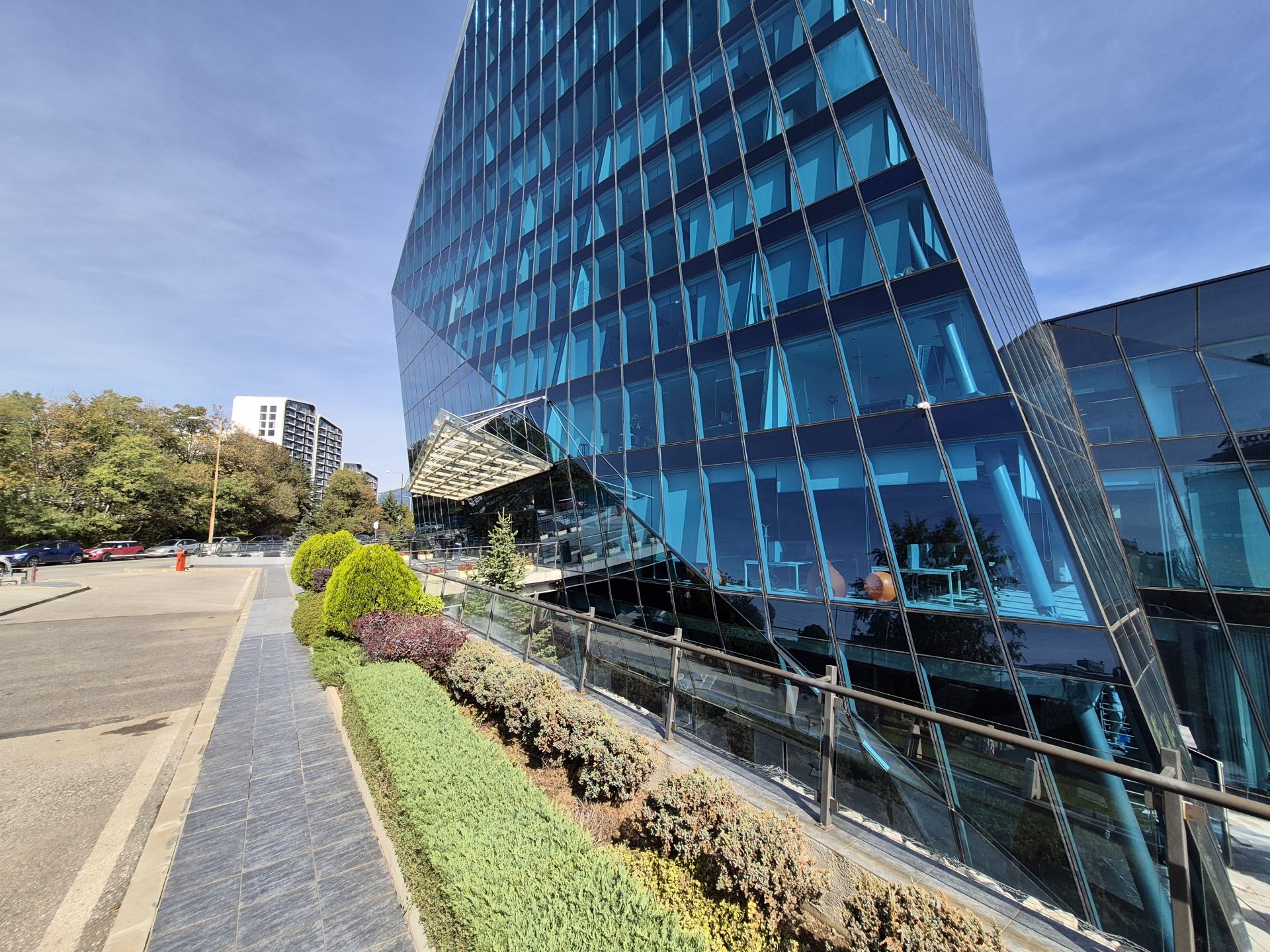 Samsung Galaxy S25 FE против Galaxy S24 FE: какой смартфон полностью оправдывает свою цену картинка Смартфон Samsung Galaxy S25 FE против S24 FE | DGL.RU