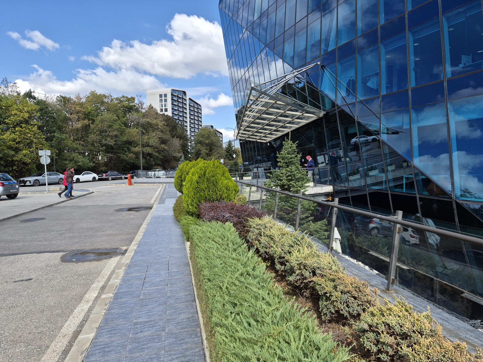 Samsung Galaxy S25 FE против Galaxy S24 FE: какой смартфон полностью оправдывает свою цену картинка Смартфон Samsung Galaxy S25 FE против S24 FE | DGL.RU