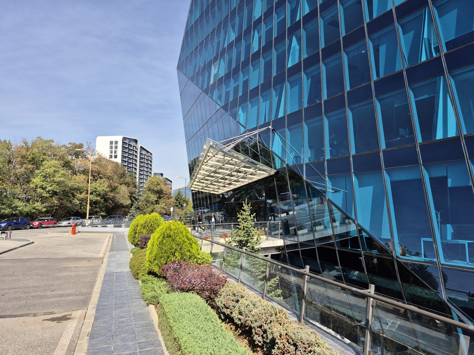 Samsung Galaxy S25 FE против Galaxy S24 FE: какой смартфон полностью оправдывает свою цену картинка Смартфон Samsung Galaxy S25 FE против S24 FE | DGL.RU