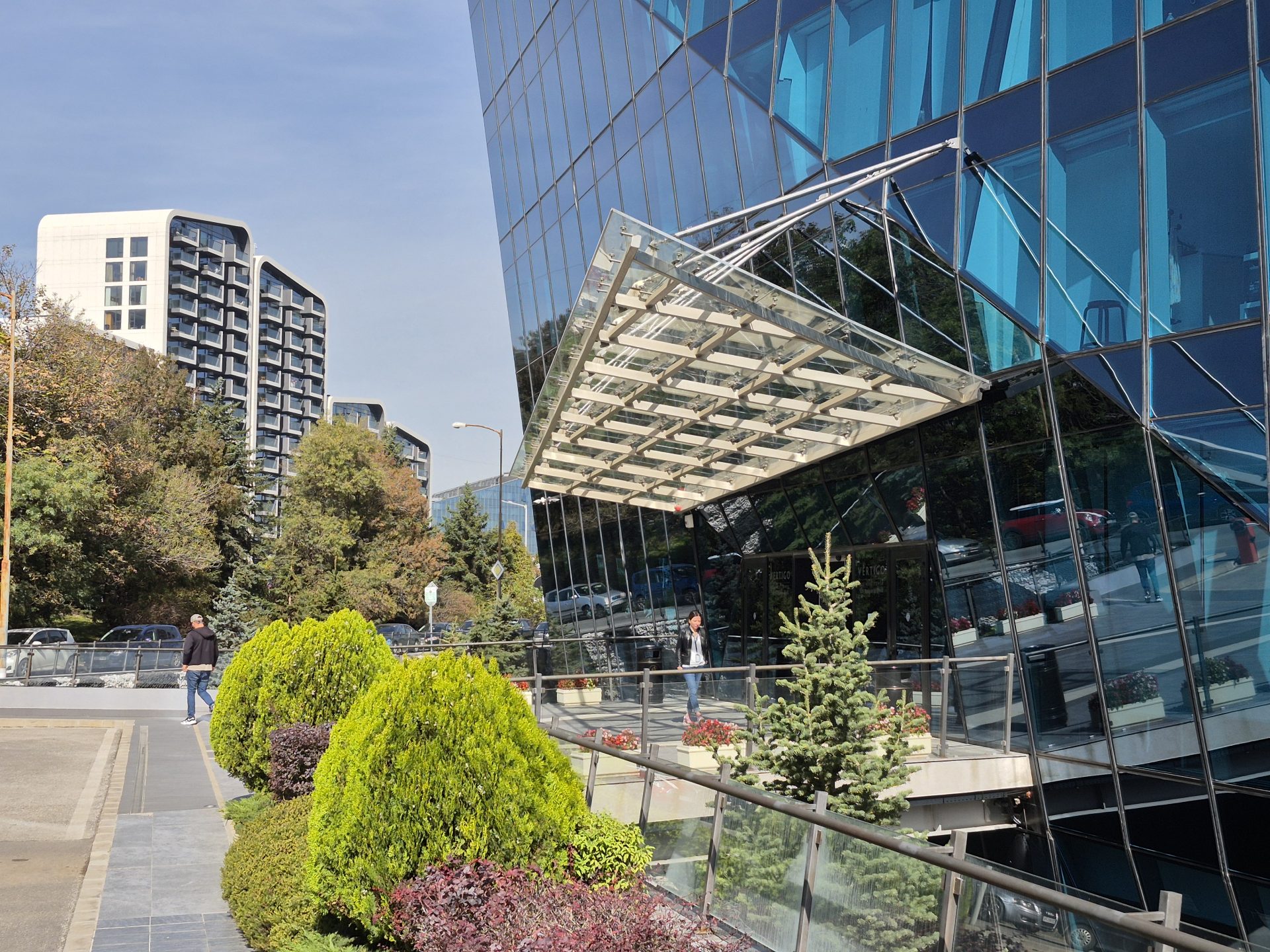 Samsung Galaxy S25 FE против Galaxy S24 FE: какой смартфон полностью оправдывает свою цену картинка Смартфон Samsung Galaxy S25 FE против S24 FE | DGL.RU