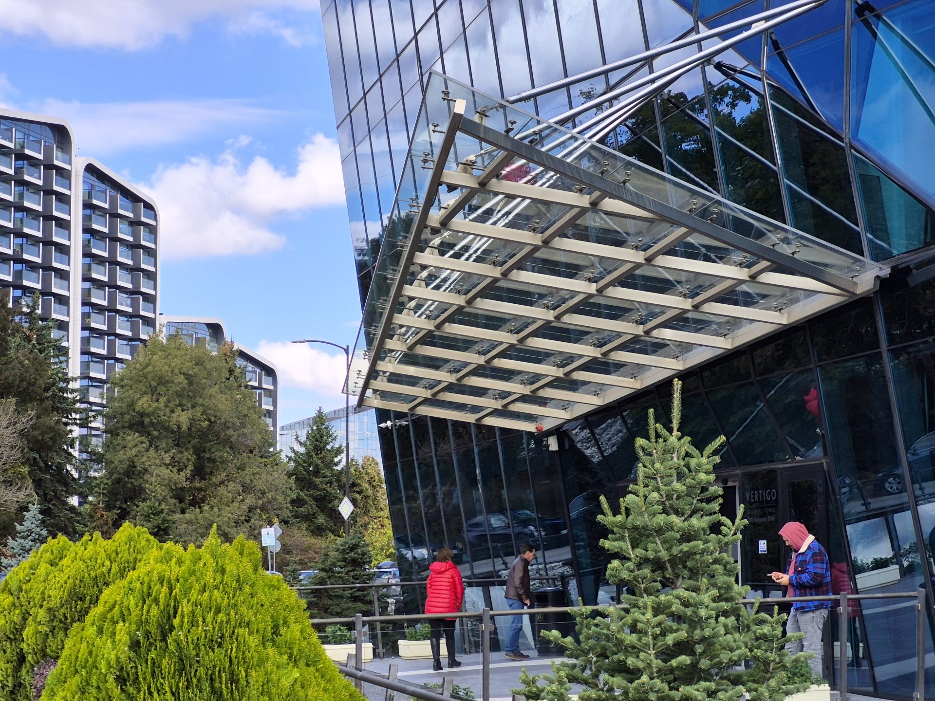 Samsung Galaxy S25 FE против Galaxy S24 FE: какой смартфон полностью оправдывает свою цену картинка Смартфон Samsung Galaxy S25 FE против S24 FE | DGL.RU