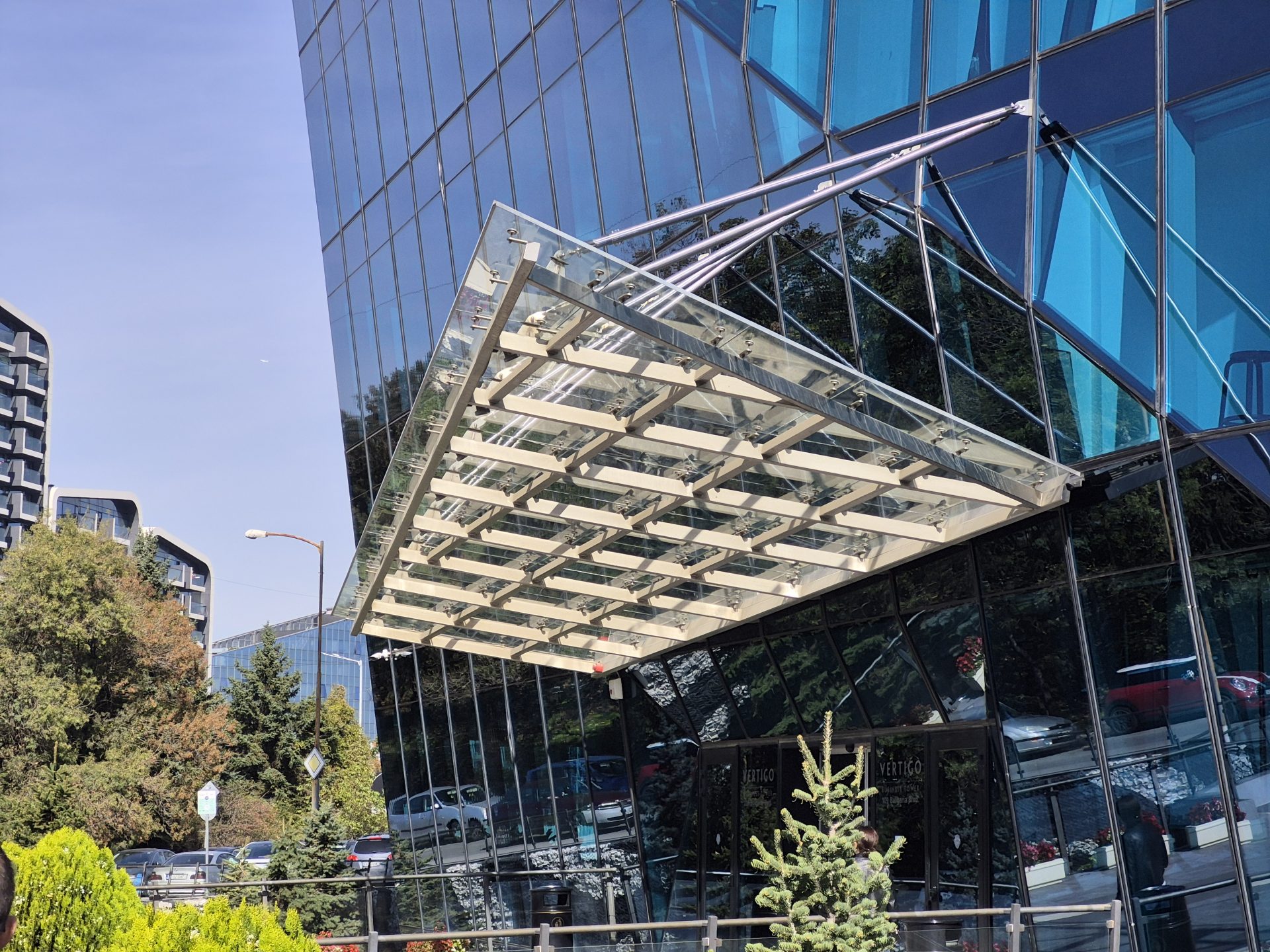 Samsung Galaxy S25 FE против Galaxy S24 FE: какой смартфон полностью оправдывает свою цену картинка Смартфон Samsung Galaxy S25 FE против S24 FE | DGL.RU