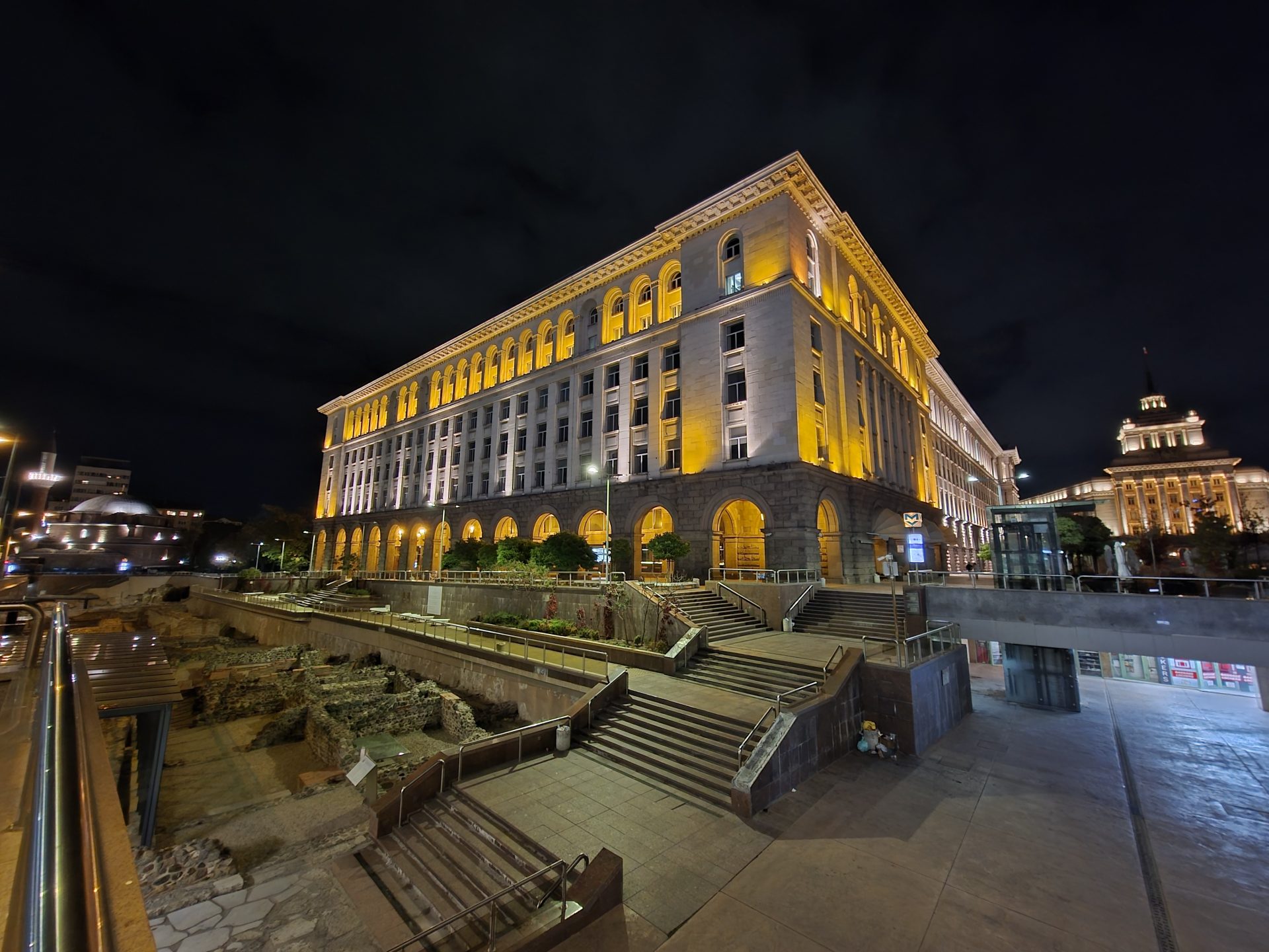 Samsung Galaxy S25 FE против Galaxy S24 FE: какой смартфон полностью оправдывает свою цену картинка Смартфон Samsung Galaxy S25 FE против S24 FE | DGL.RU