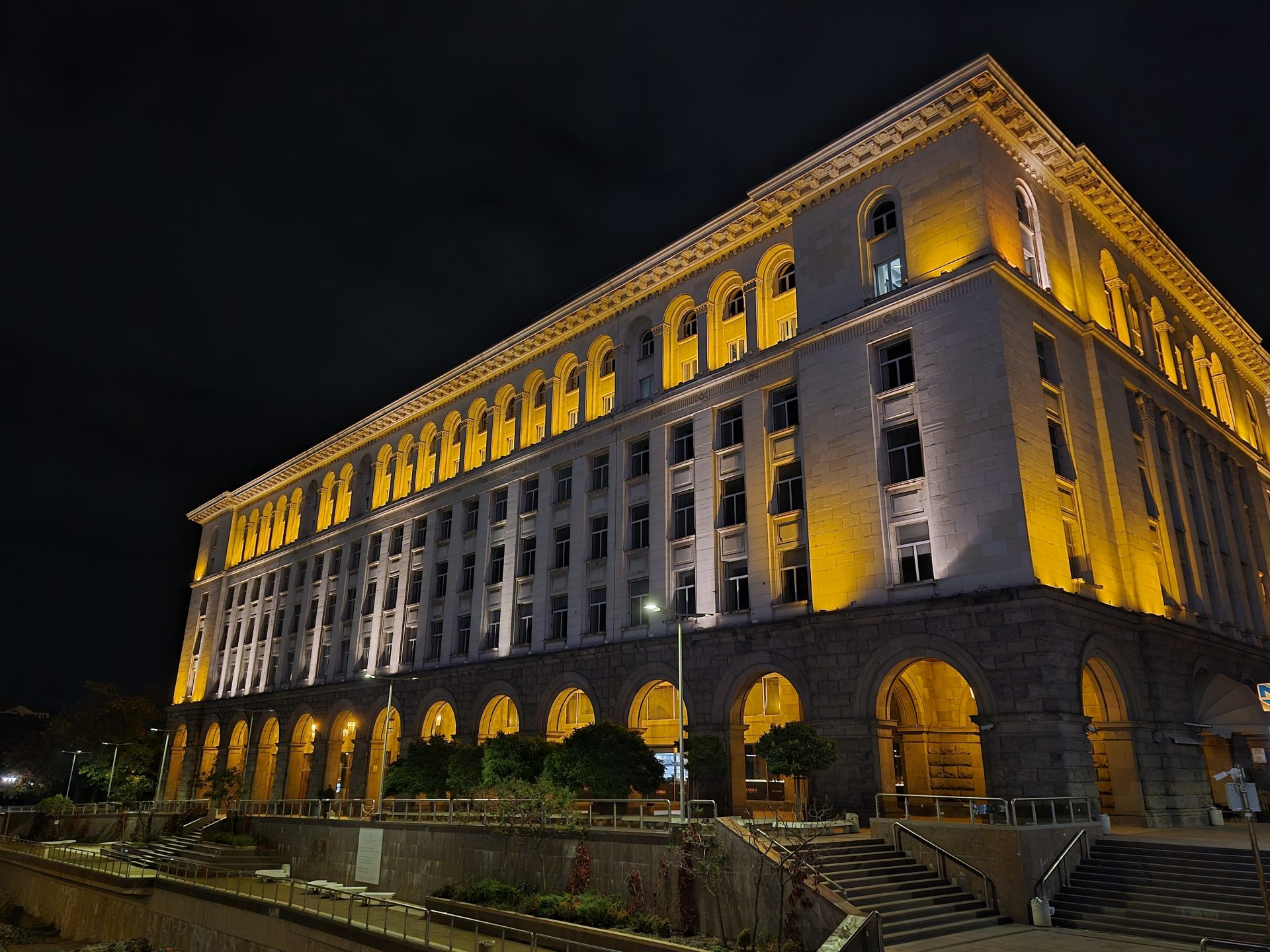 Samsung Galaxy S25 FE против Galaxy S24 FE: какой смартфон полностью оправдывает свою цену картинка Смартфон Samsung Galaxy S25 FE против S24 FE | DGL.RU