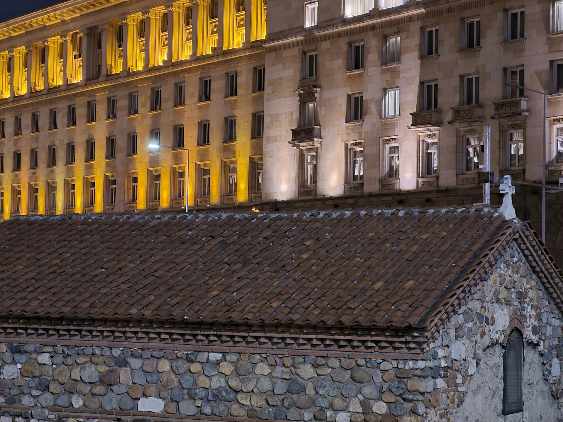 Samsung Galaxy S25 FE против Galaxy S24 FE: какой смартфон полностью оправдывает свою цену картинка Смартфон Samsung Galaxy S25 FE против S24 FE | DGL.RU