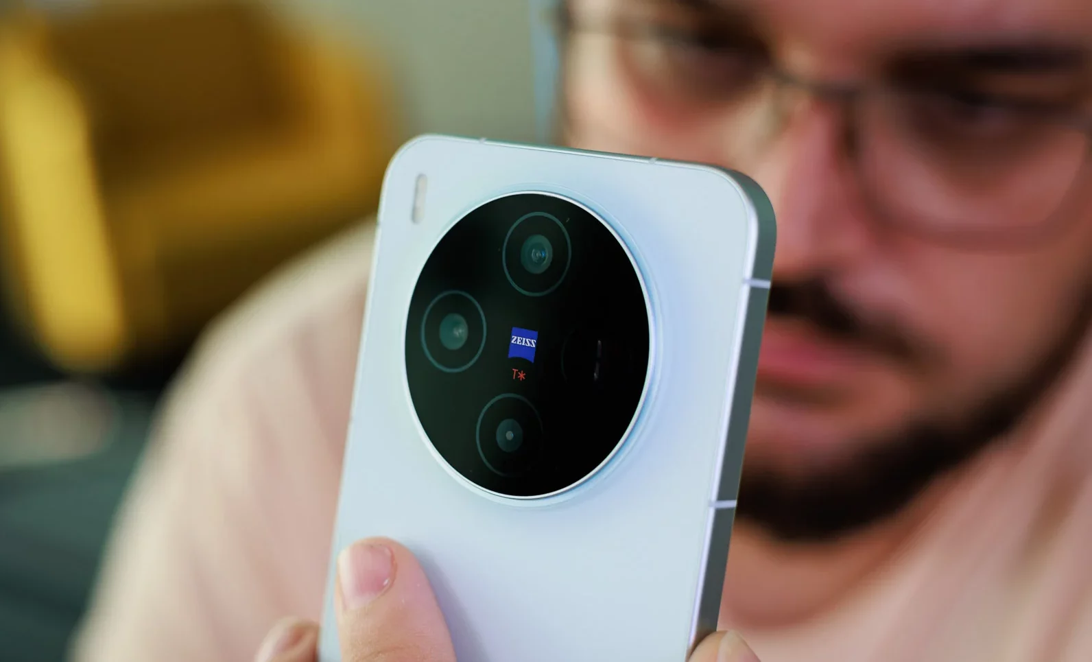 Смартфон Vivo X300: компактный новый флагман