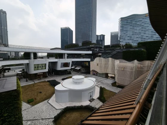 Смартфон Vivo X300: компактный новый флагман