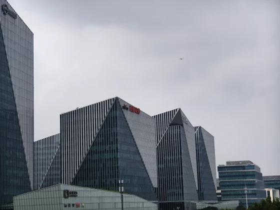 Смартфон Vivo X300: компактный новый флагман