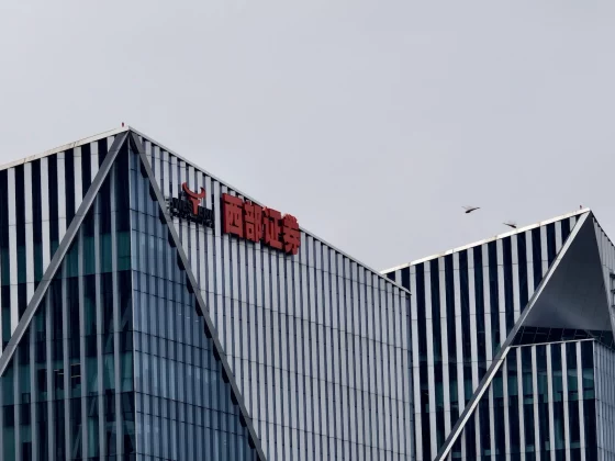 Смартфон Vivo X300: компактный новый флагман