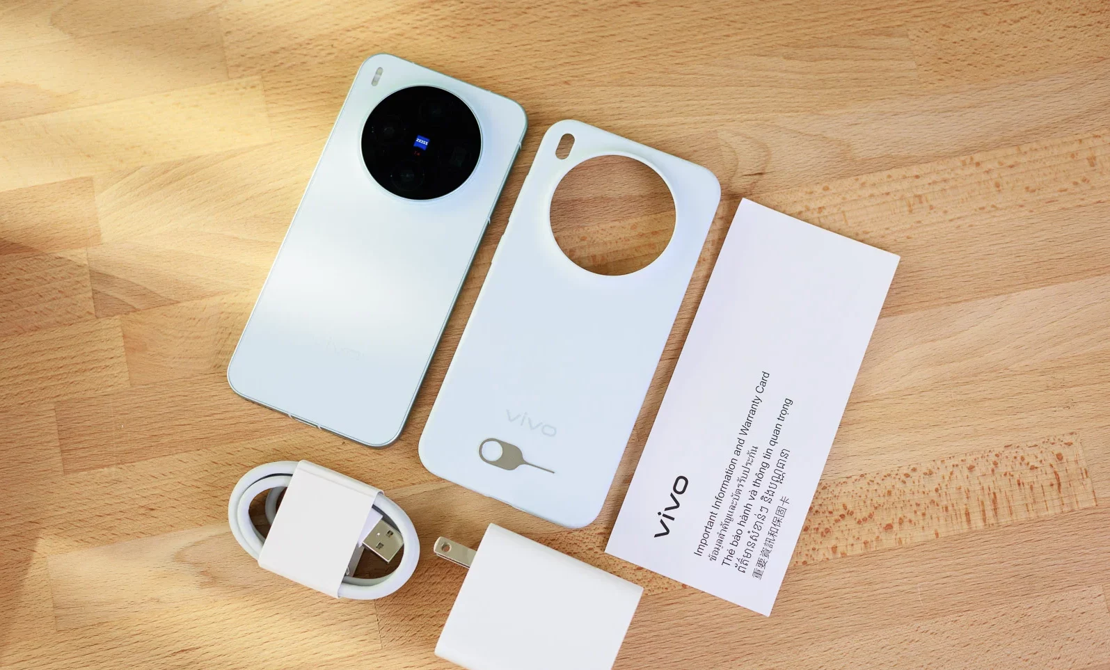 Смартфон Vivo X300: компактный новый флагман