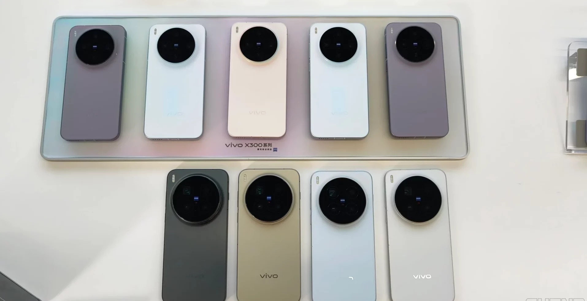 Смартфон Vivo X300: компактный новый флагман