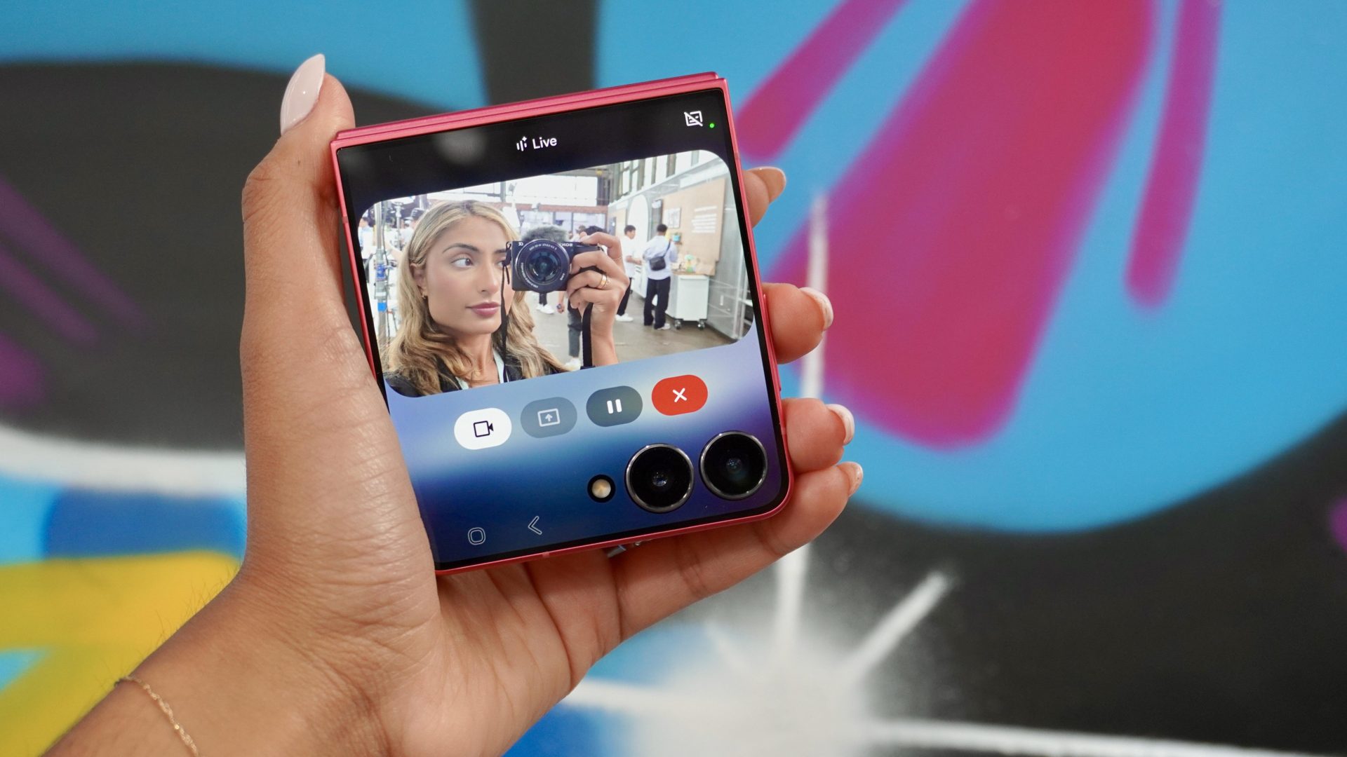 Лучшие раскладушки 2025: Samsung vs Motorola — кто реально рулит картинка Смартфоны Motorola Razr Ultra и Galaxy Z Flip 7 | DGL.RU