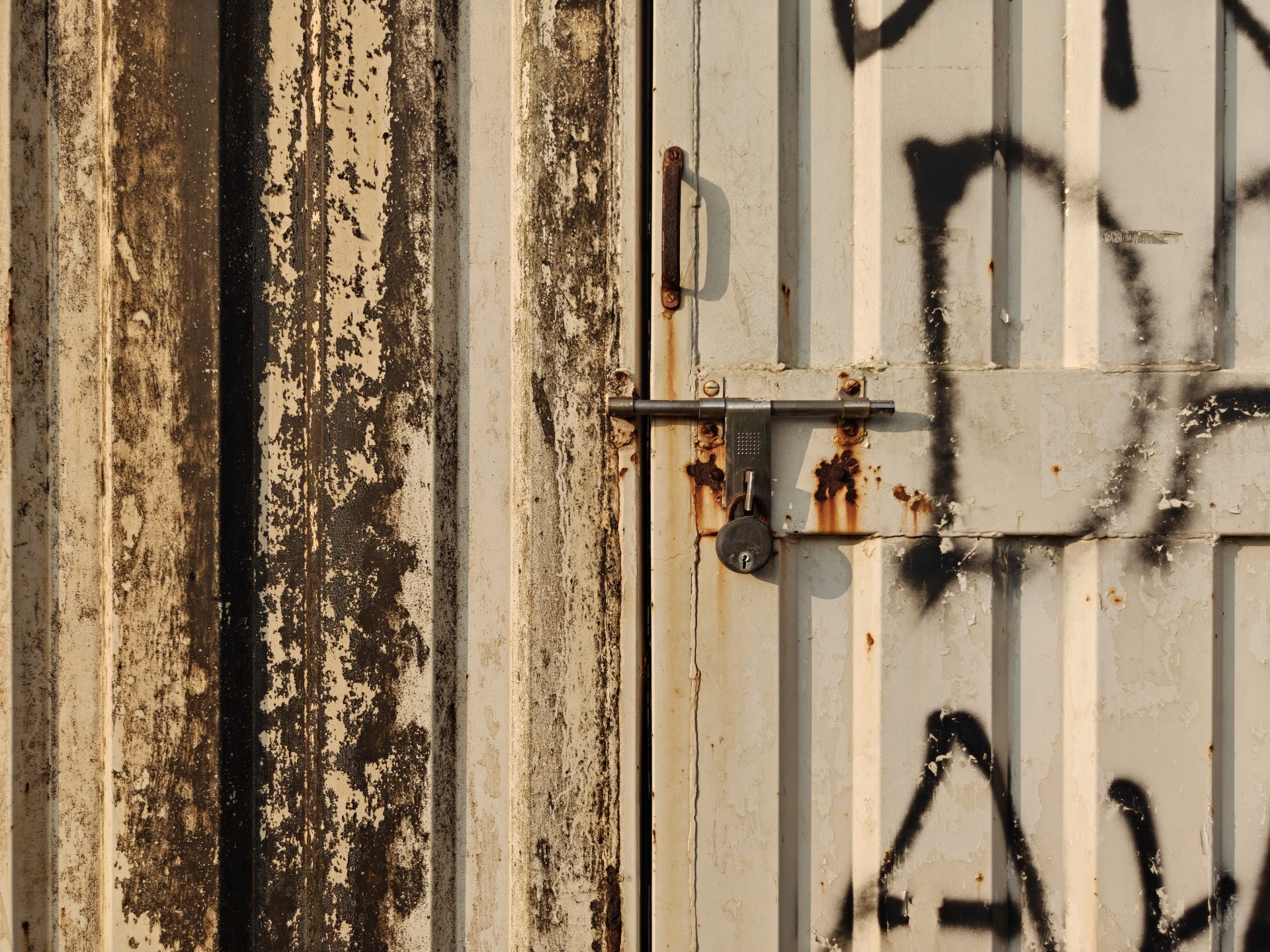 OnePlus 15 против OnePlus 13: какой из смартфонов выбрать картинка Смартфоны OnePlus 15 и OnePlus 13 | DGL.RU