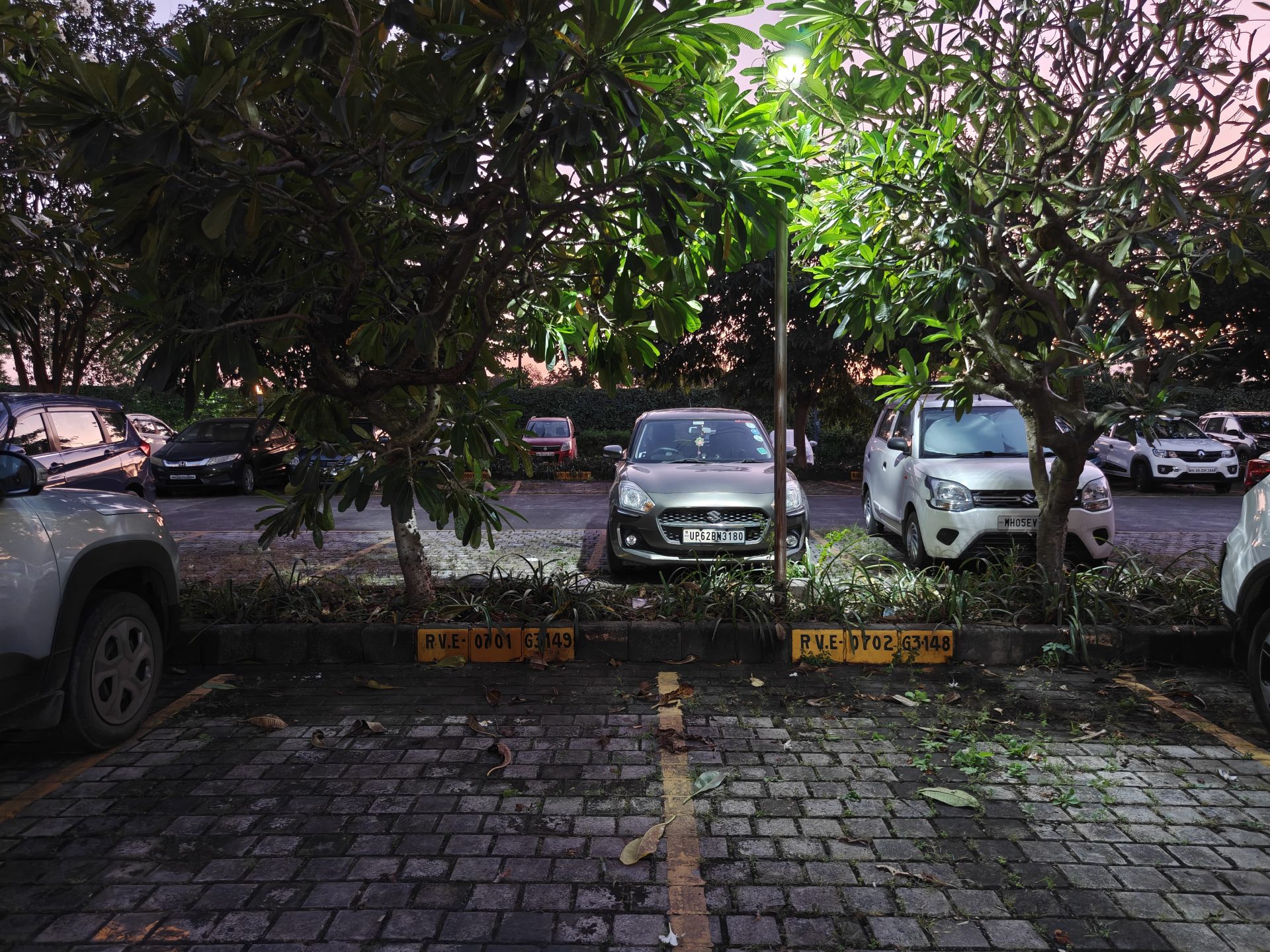 OnePlus 15 против OnePlus 13: какой из смартфонов выбрать картинка Смартфоны OnePlus 15 и OnePlus 13 | DGL.RU