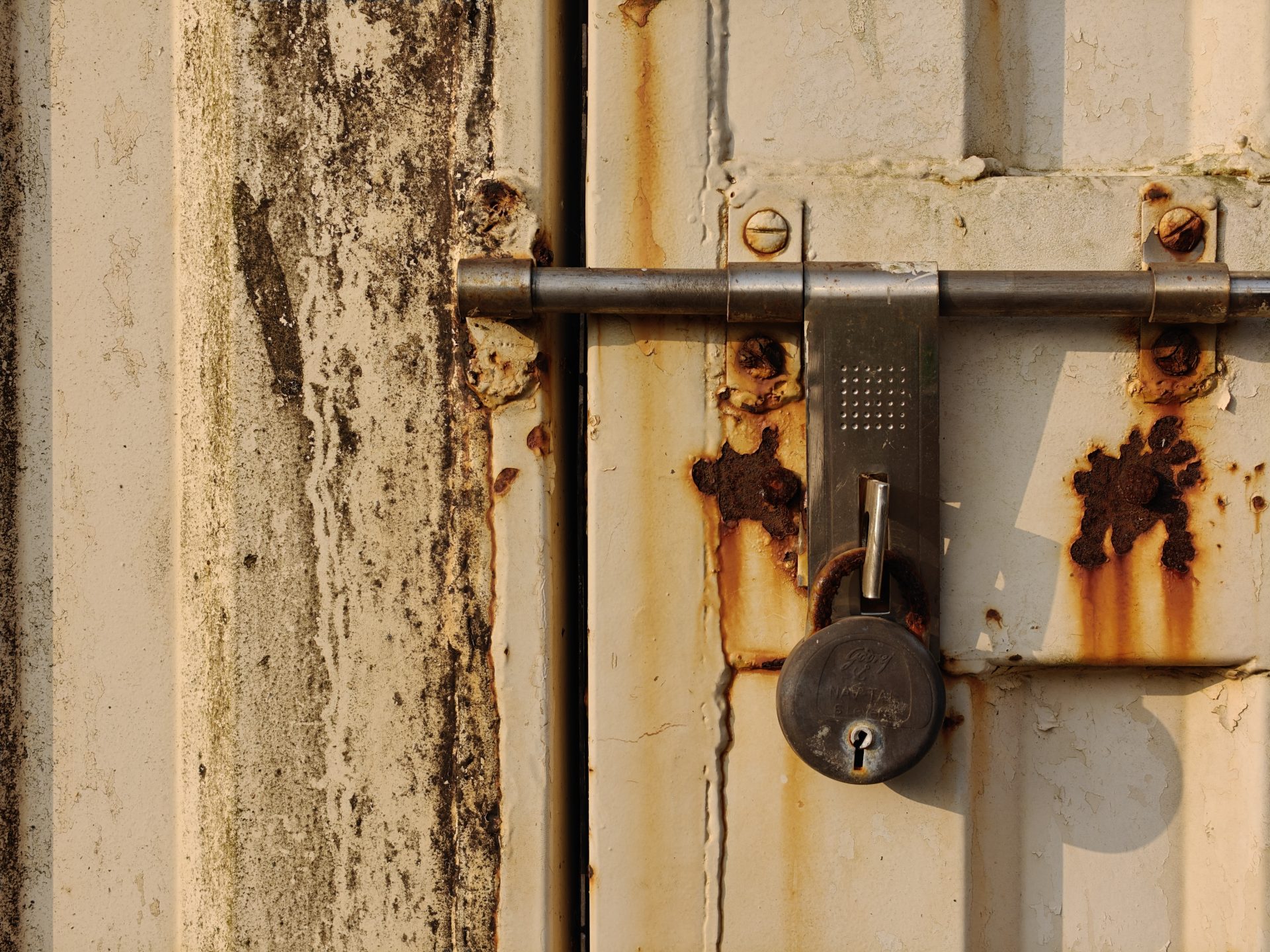 OnePlus 15 против OnePlus 13: какой из смартфонов выбрать картинка Смартфоны OnePlus 15 и OnePlus 13 | DGL.RU