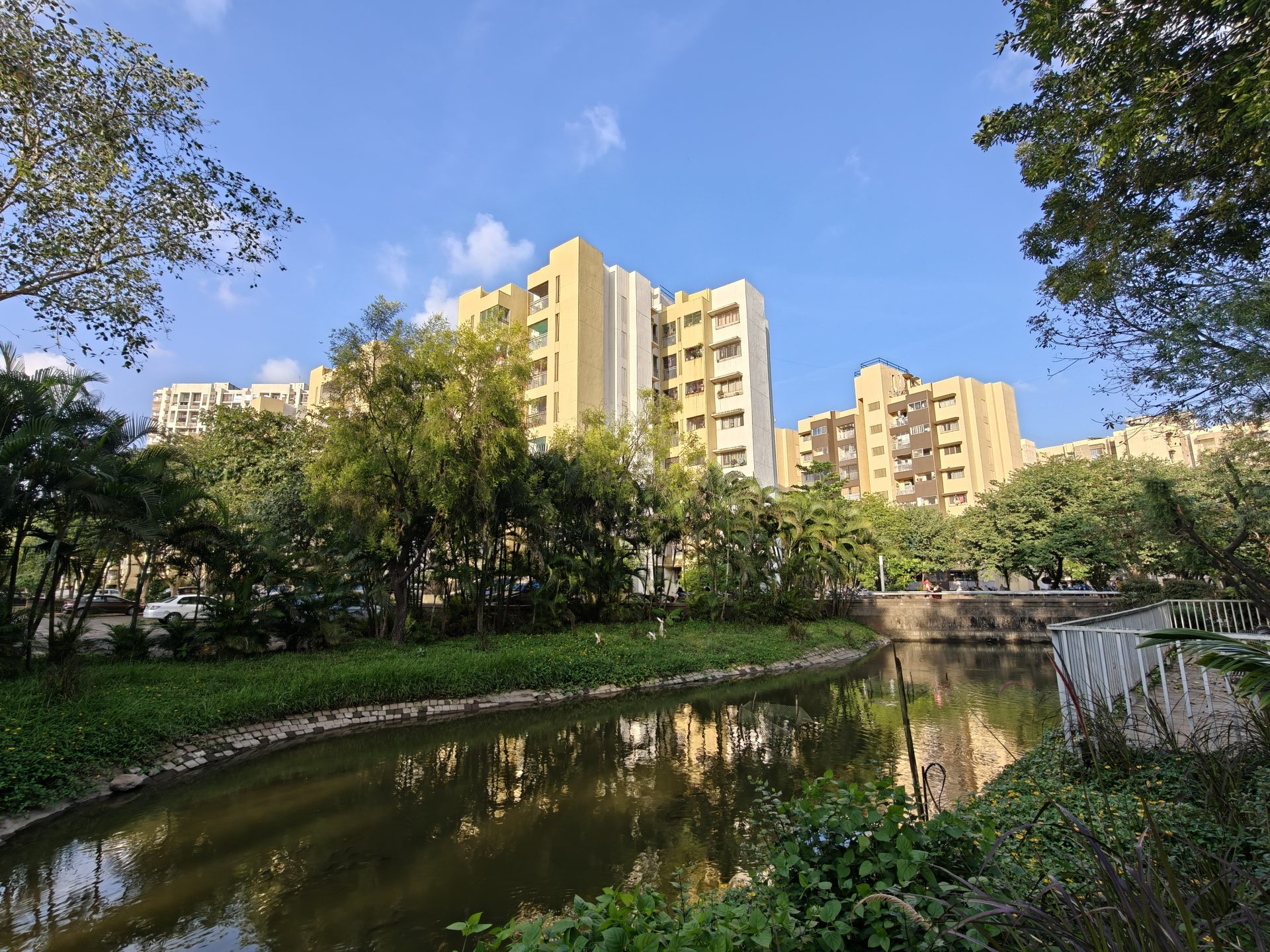 OnePlus 15 против OnePlus 13: какой из смартфонов выбрать картинка Смартфоны OnePlus 15 и OnePlus 13 | DGL.RU