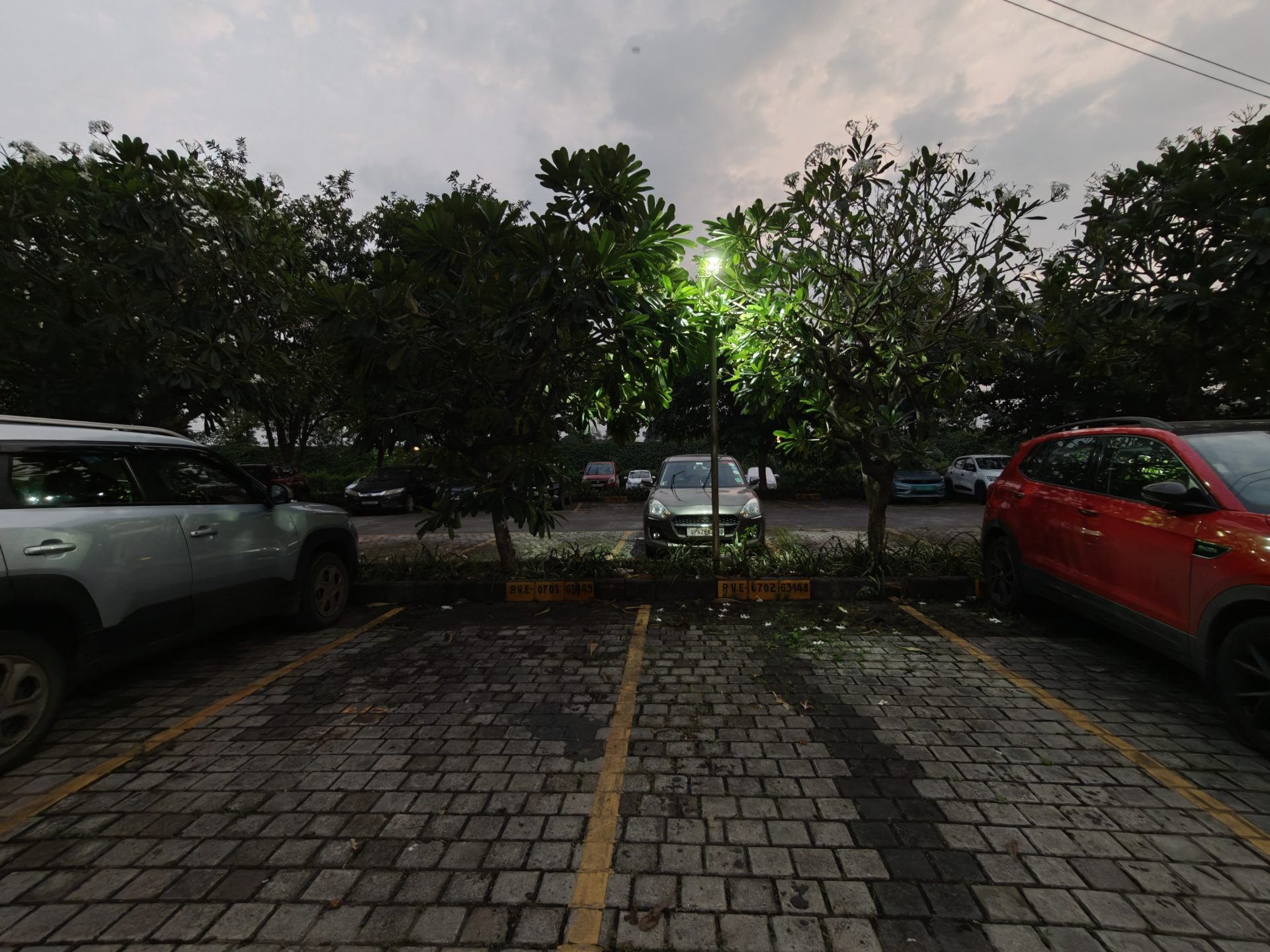 OnePlus 15 против OnePlus 13: какой из смартфонов выбрать картинка Смартфоны OnePlus 15 и OnePlus 13 | DGL.RU