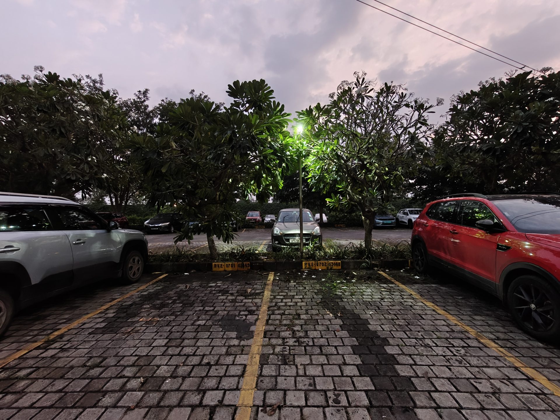 OnePlus 15 против OnePlus 13: какой из смартфонов выбрать картинка Смартфоны OnePlus 15 и OnePlus 13 | DGL.RU