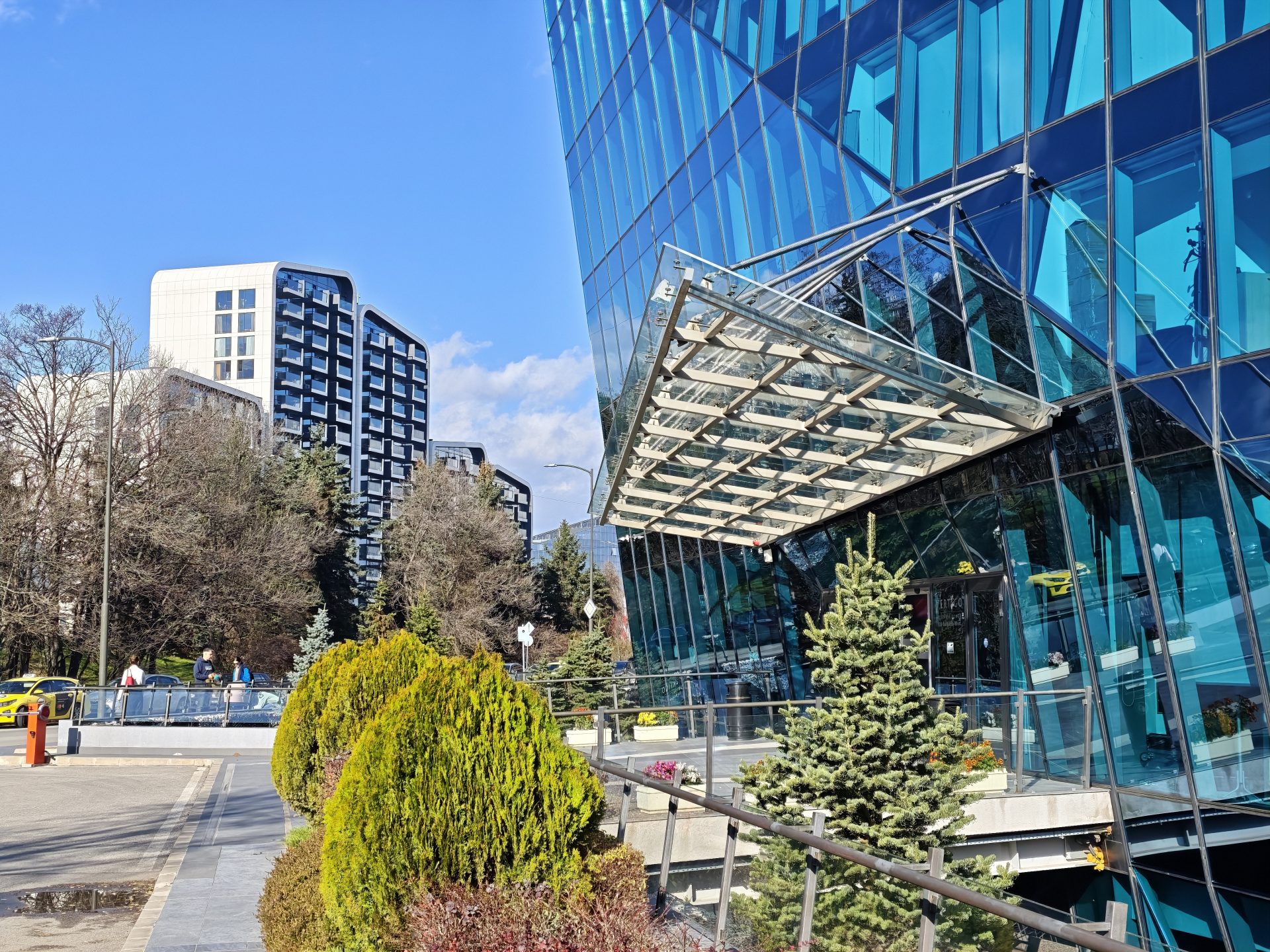 Poco устроила бой титанов: Poco F8 Pro против F8 Ultra картинка Смартфоны Xiaomi Poco F8 Pro и F8 Ultra | DGL.RU