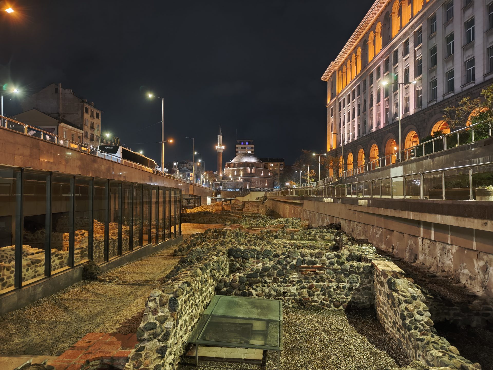 Poco устроила бой титанов: Poco F8 Pro против F8 Ultra картинка Смартфоны Xiaomi Poco F8 Pro и F8 Ultra | DGL.RU