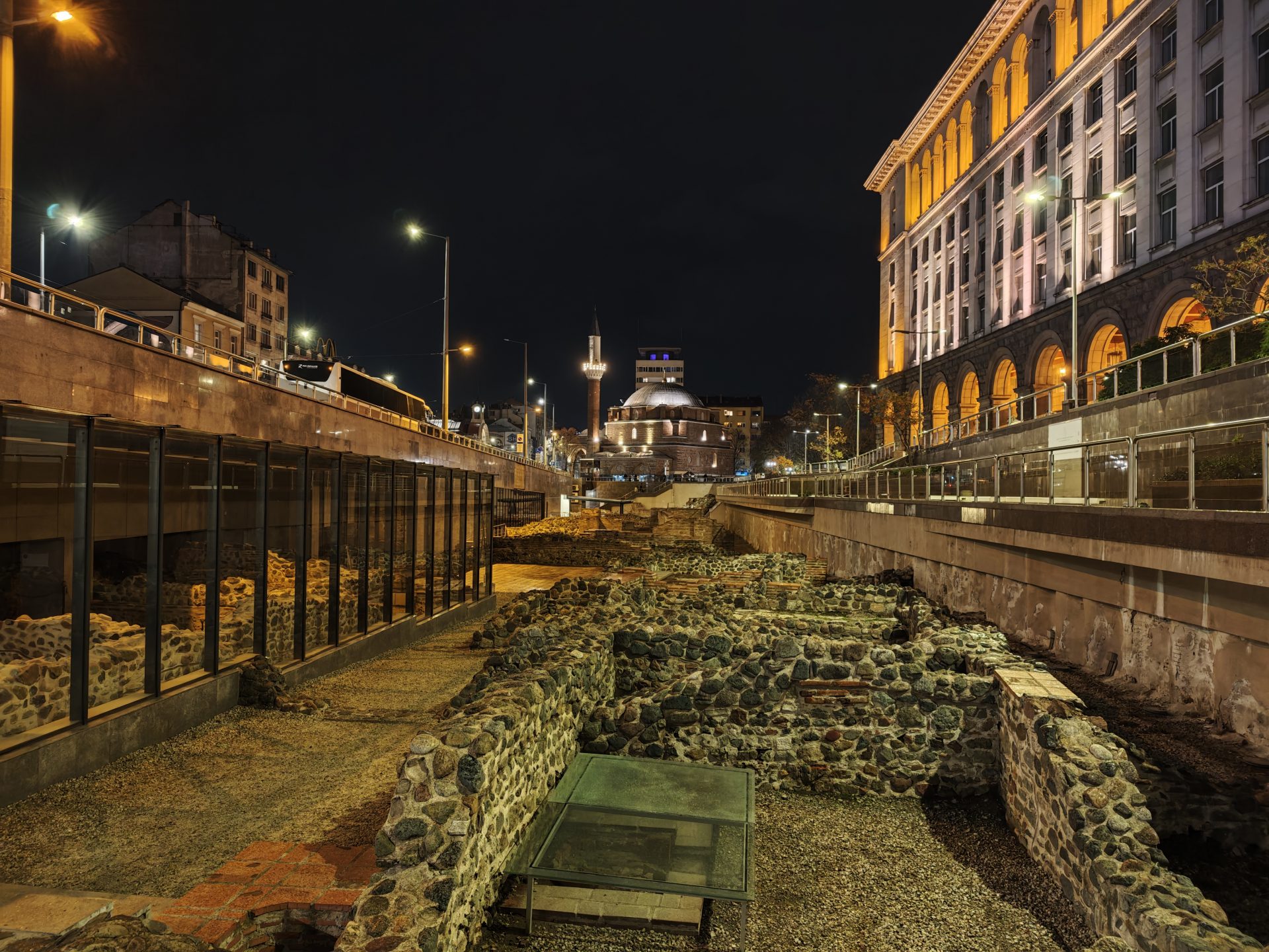 Poco устроила бой титанов: Poco F8 Pro против F8 Ultra картинка Смартфоны Xiaomi Poco F8 Pro и F8 Ultra | DGL.RU