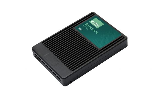 SSD на 122 ТБ — самый странный анонс года. Кому вообще нужен этот бесполезный гигант Представлен SSD на 122 ТБ для дата-центров | DGL.RU