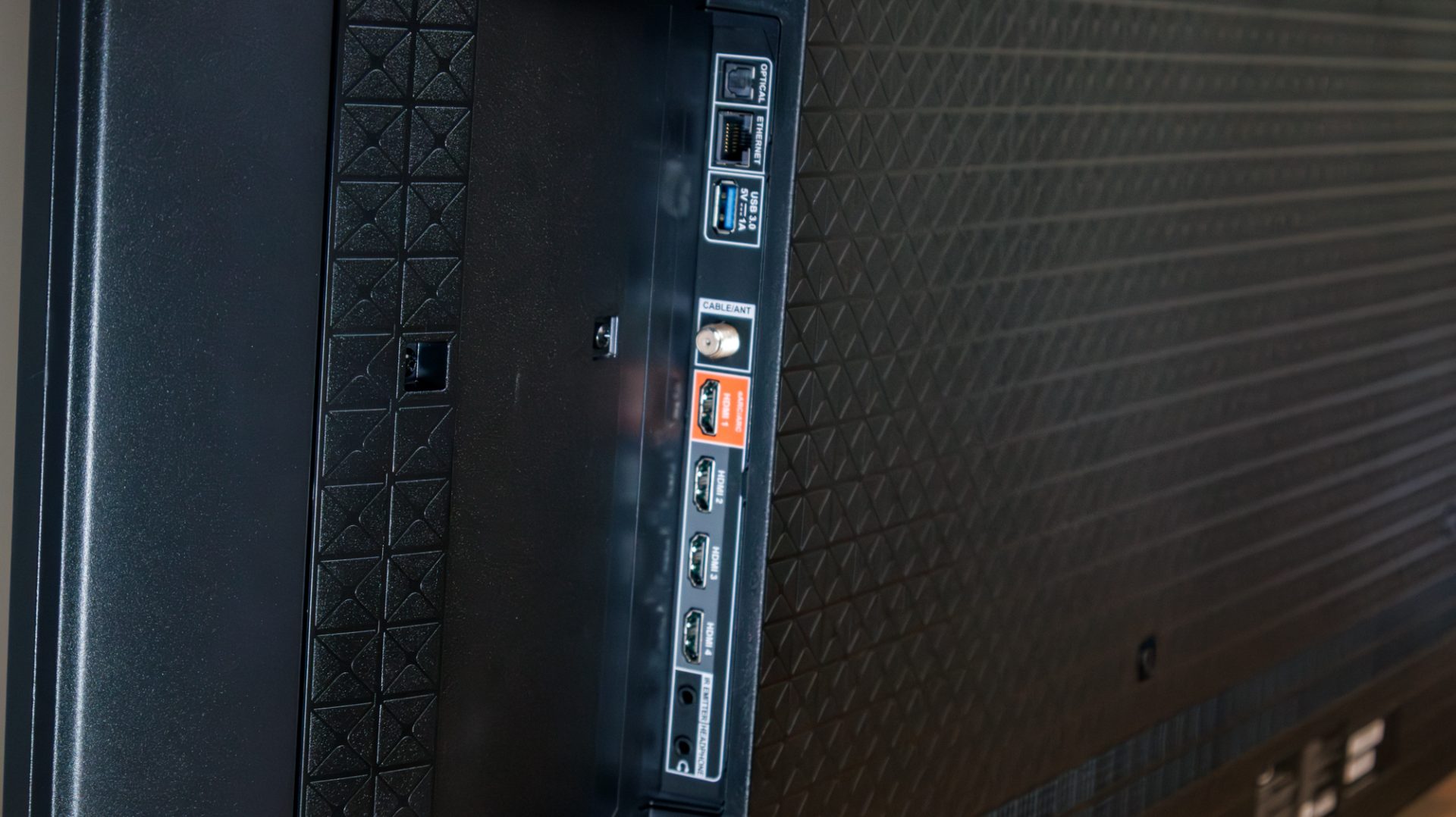 Обзор Amazon Fire TV Omni QLED — этот телевизор не стоит покупать на праздники картинка Телевизор Amazon Fire TV Omni QLED разочаровал | DGL.RU