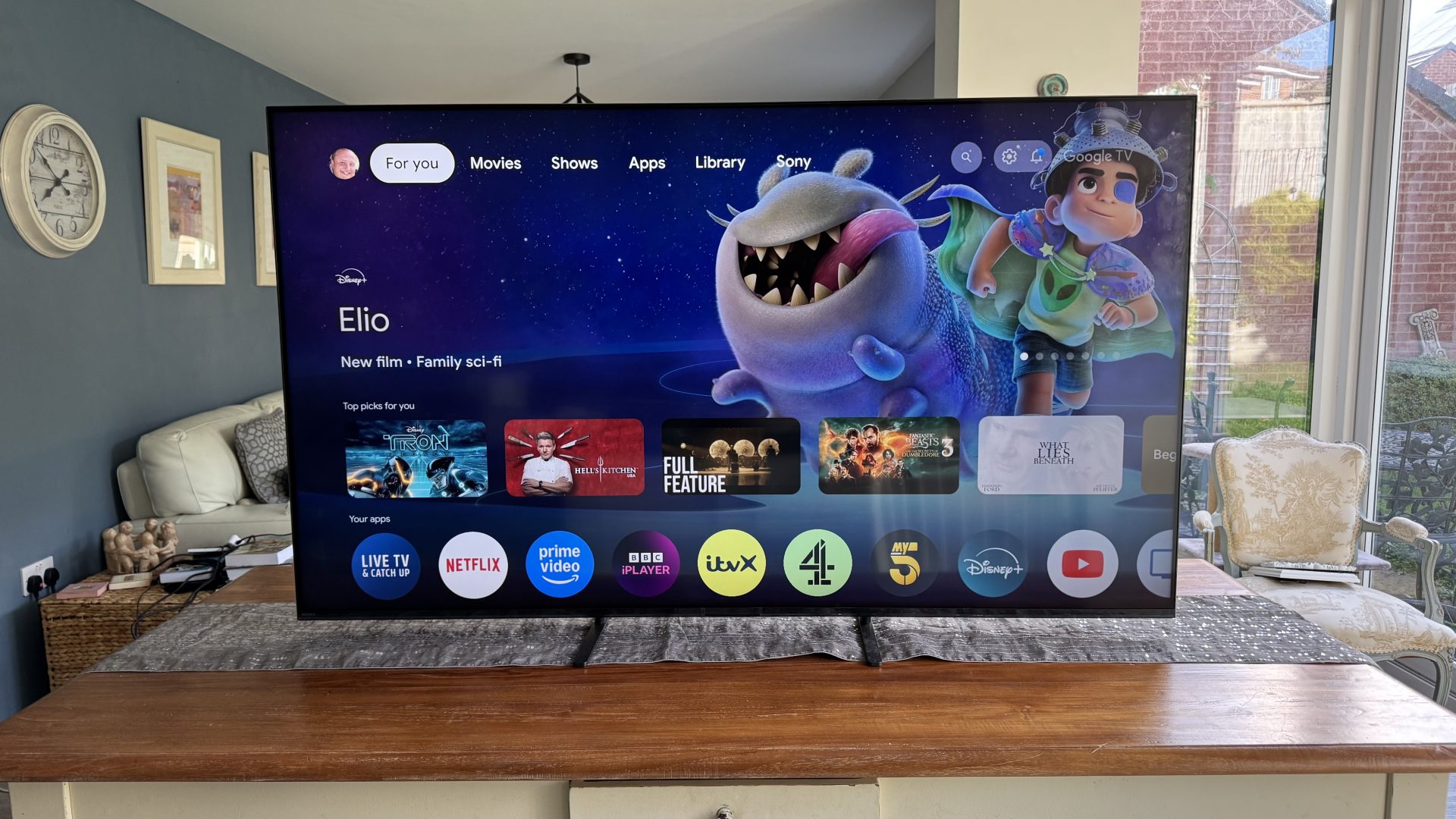 Обзор Sony Bravia 5: магия кино в среднем классе картинка Телевизор Sony Bravia 5 — лучший Mini LED | DGL.RU