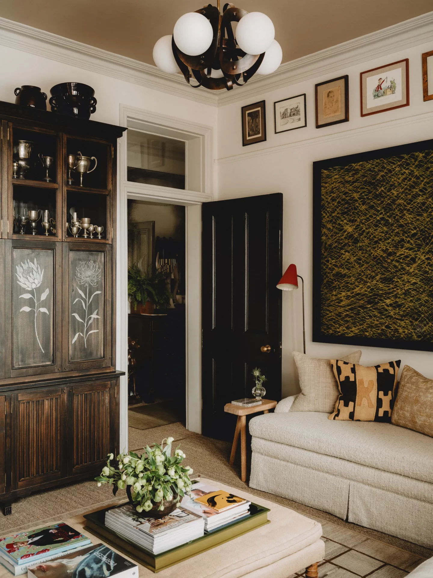 Теснота в голове, а не в квартире: 57 идей для маленькой гостиной, которые вы зря игнорируете картинка Интерьер маленькой гостиной: топ-57 решений | DGL.RU