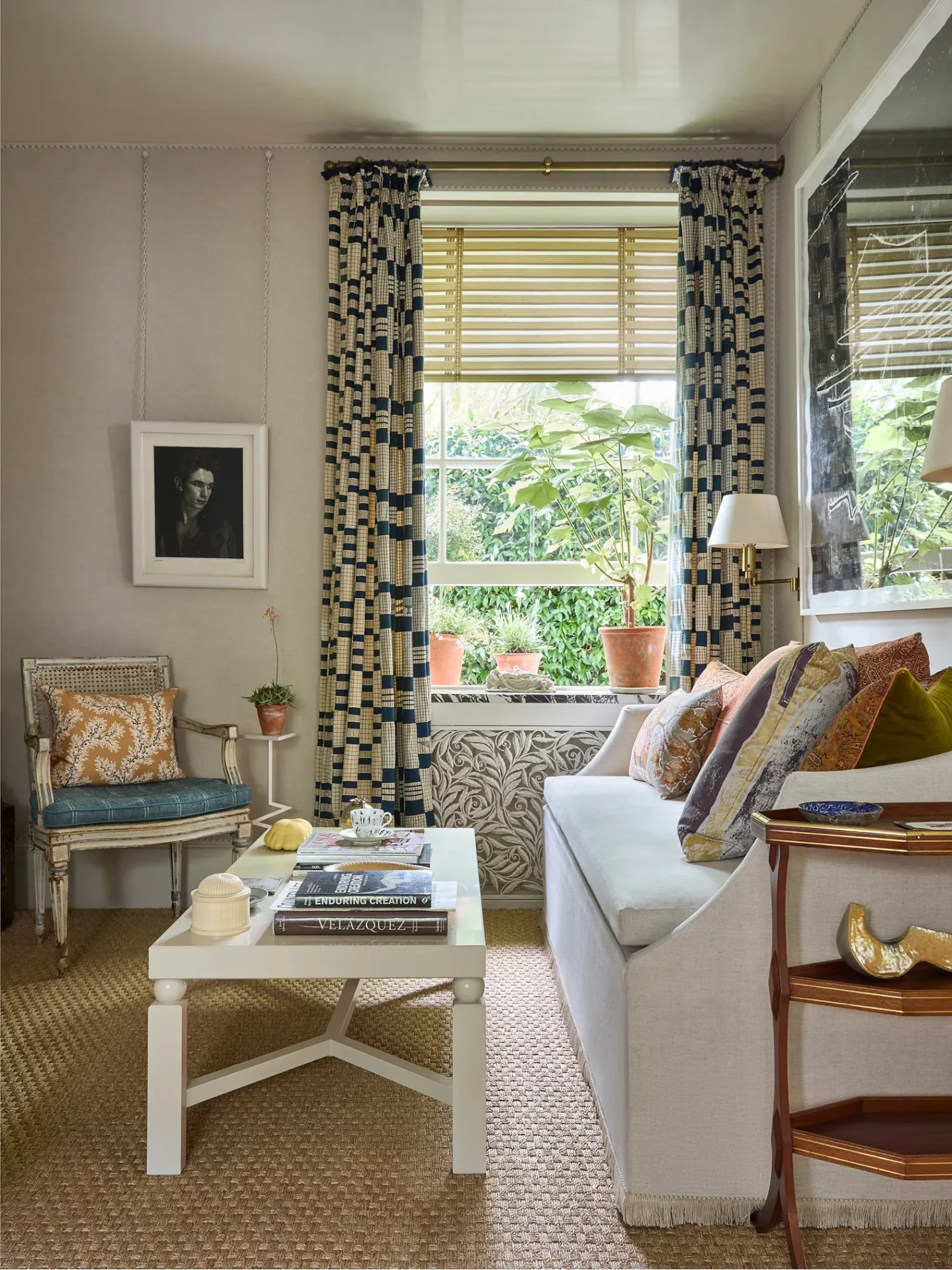 Теснота в голове, а не в квартире: 57 идей для маленькой гостиной, которые вы зря игнорируете картинка Интерьер маленькой гостиной: топ-57 решений | DGL.RU