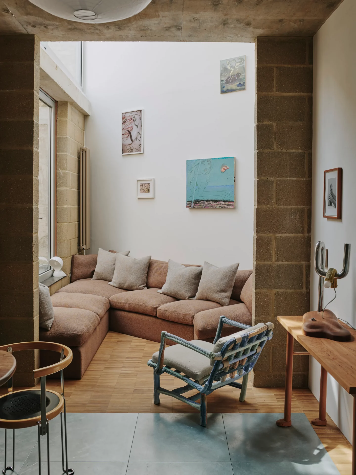 Теснота в голове, а не в квартире: 57 идей для маленькой гостиной, которые вы зря игнорируете картинка Интерьер маленькой гостиной: топ-57 решений | DGL.RU